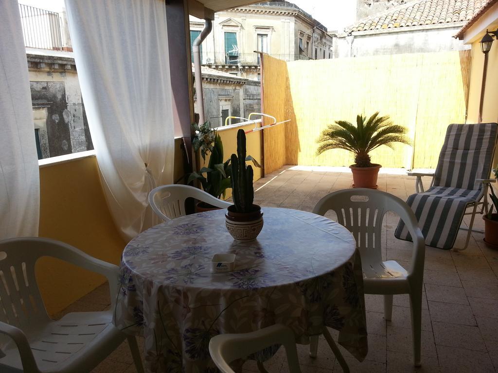 شقة La Via Del Mare - Acireale Centro Storico الغرفة الصورة