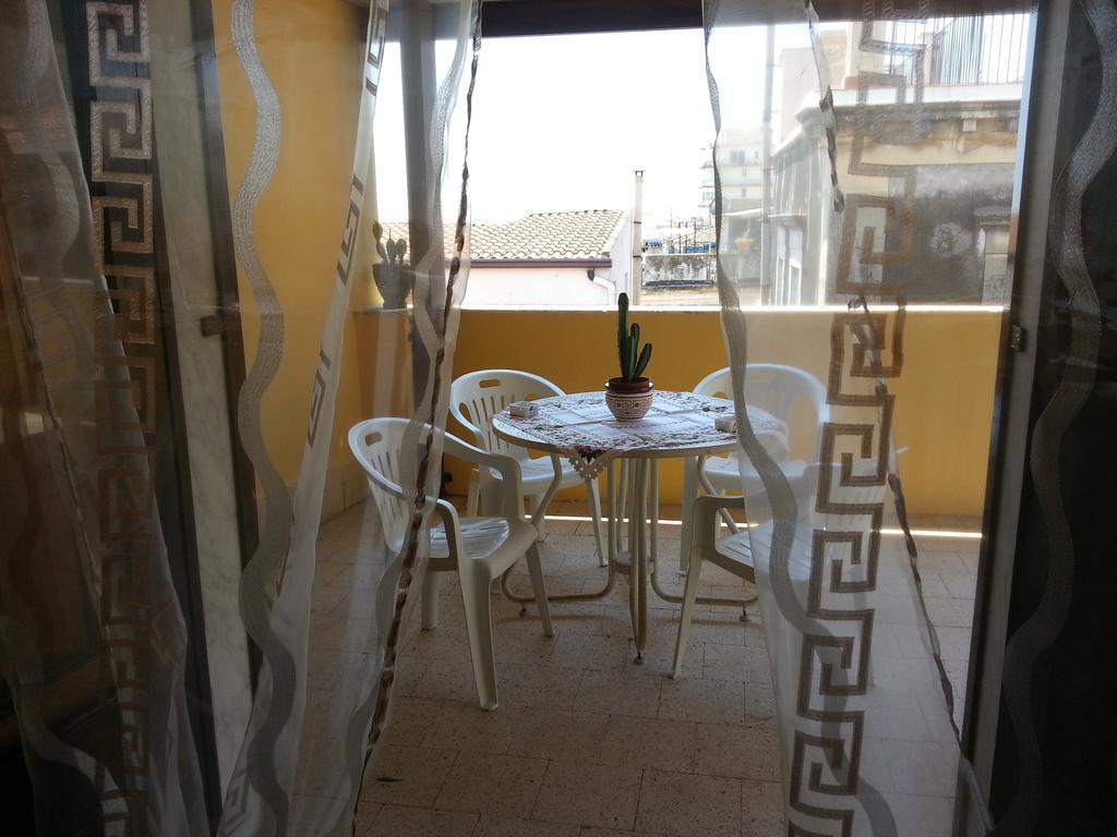 شقة La Via Del Mare - Acireale Centro Storico الغرفة الصورة