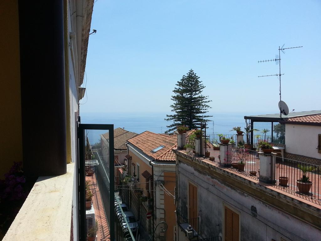 شقة La Via Del Mare - Acireale Centro Storico الغرفة الصورة