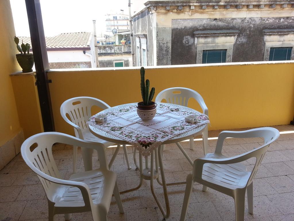 شقة La Via Del Mare - Acireale Centro Storico الغرفة الصورة